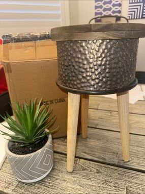 NWT Farmhouse Galvanized Metal Plant Pot with Removable wooden legs
